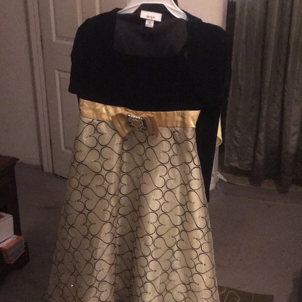 A beautiful black and gold dress for girls.Size 6x